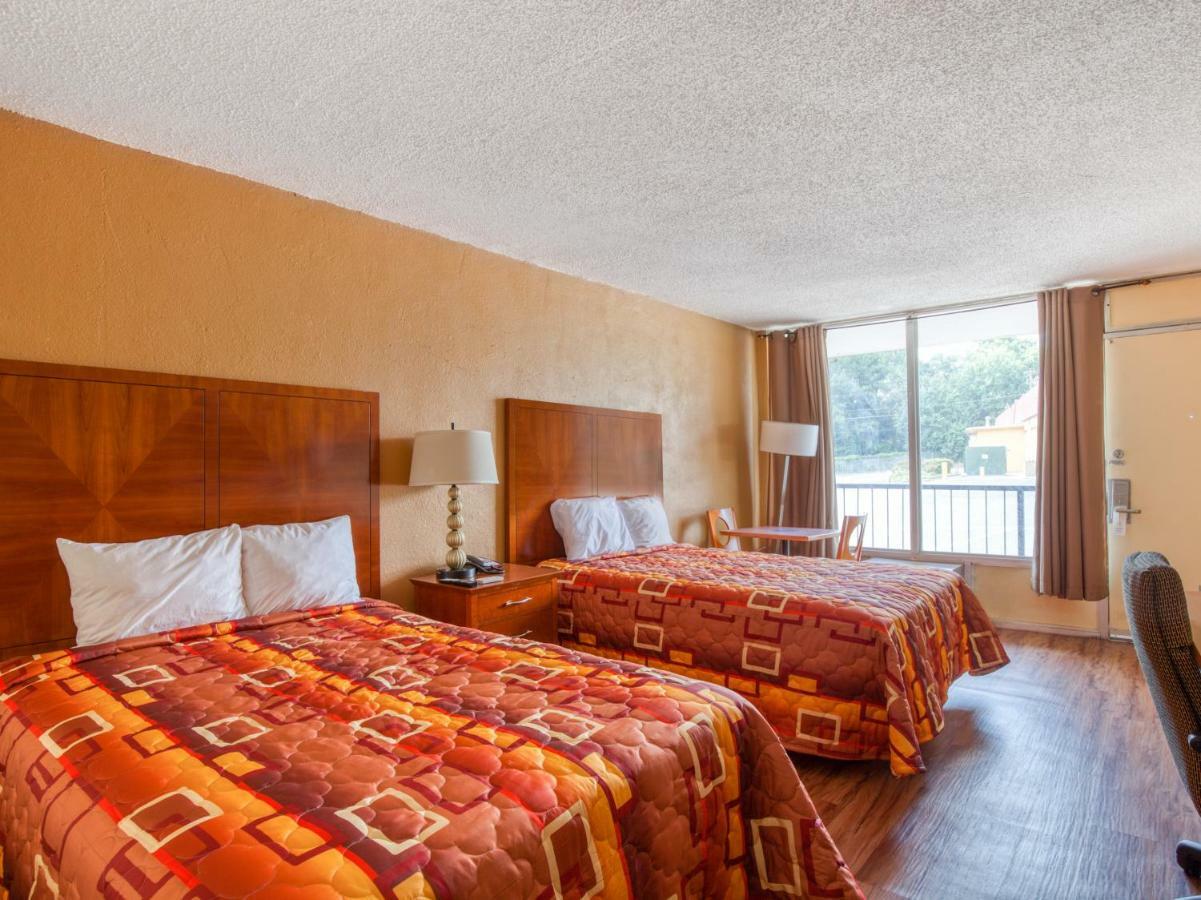 Budgetel Inn & Suites Форест-Парк Экстерьер фото