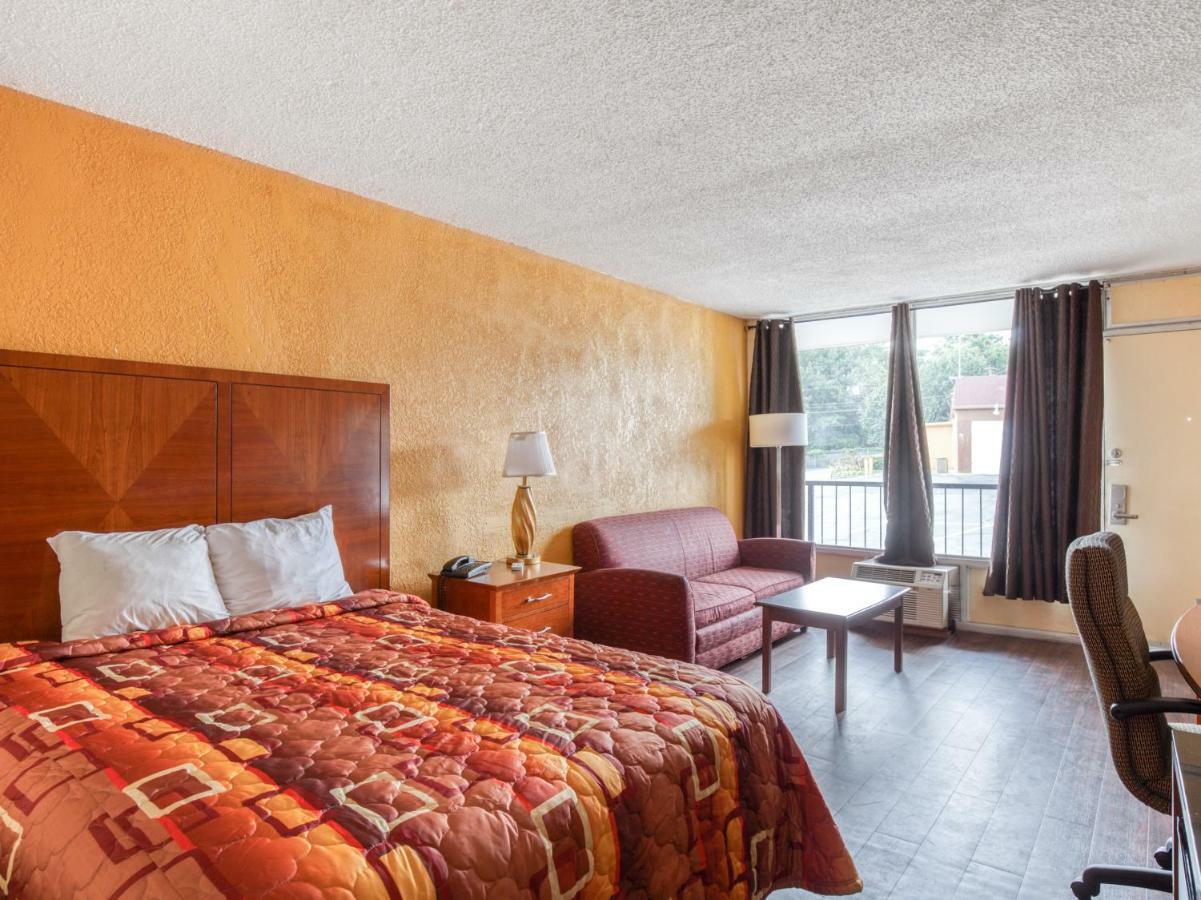 Budgetel Inn & Suites Форест-Парк Экстерьер фото